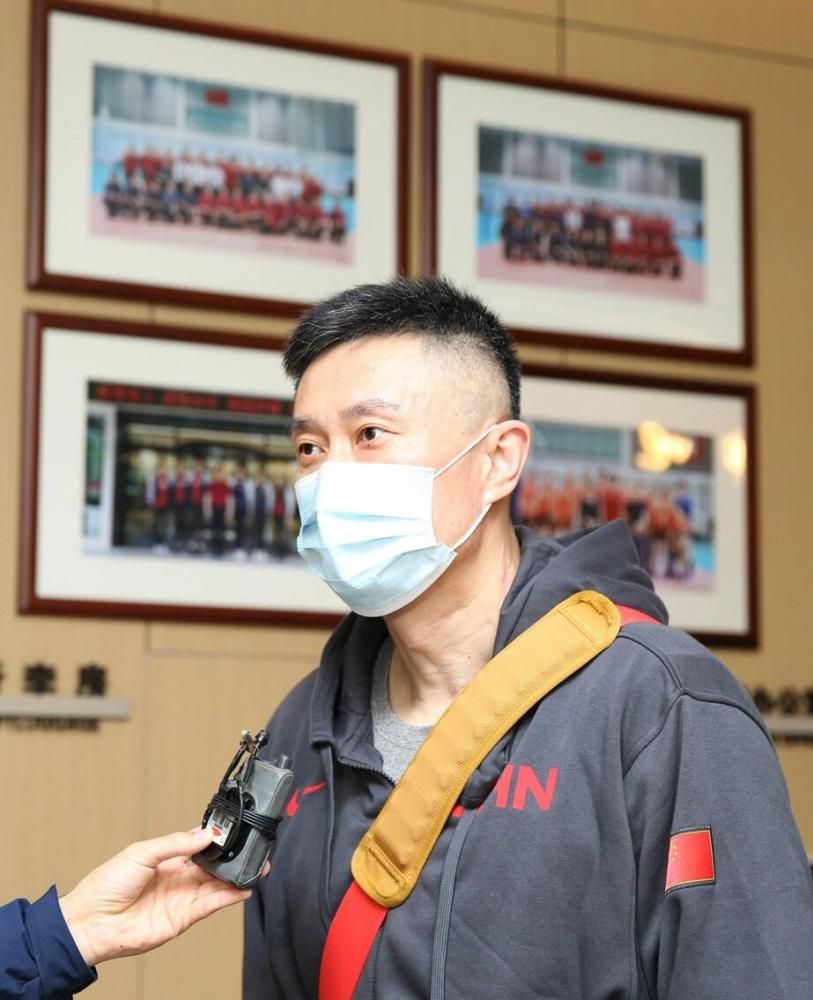 前台的小姑娘接完电话，立刻来到松本良人的面前，鞠躬说道：松本先生，实在抱歉，苏先生与苏小姐没时间见您，还请回吧。